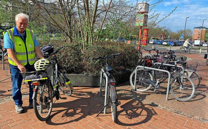 Reinhard Spörer zeigt die Abstellmöglichkeiten am Rondell vor dem Südeingang des CCL