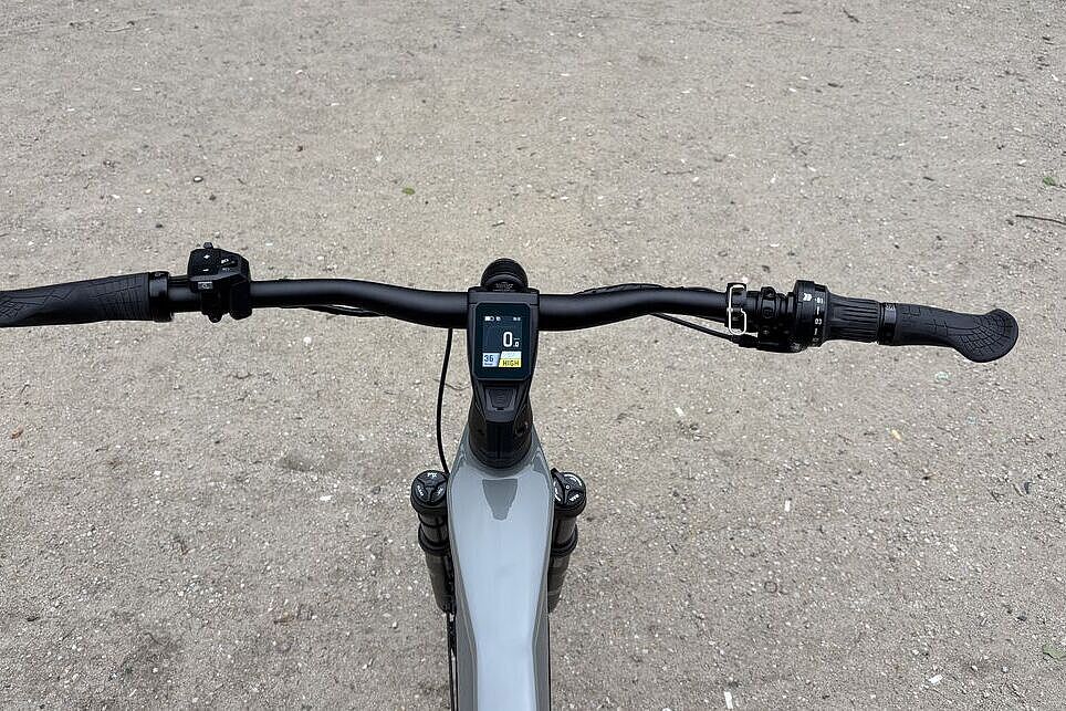 Aufnahme von oben eines bereiten, geraden Lenkers am Konrad Cross ATB. 