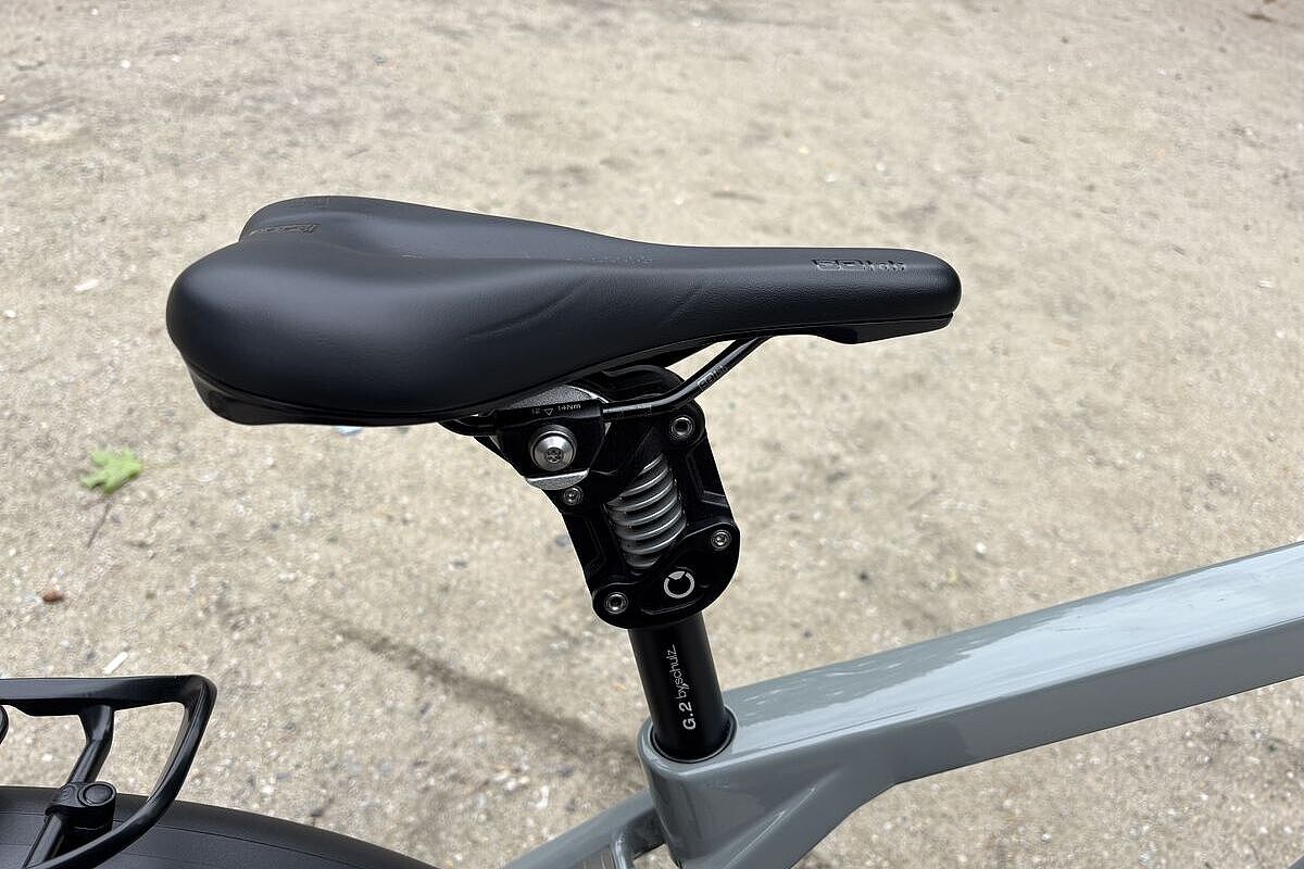 Großaufnahme einer gefederten Sattelstütze mit Sattel am Konrad Cross ATB. 