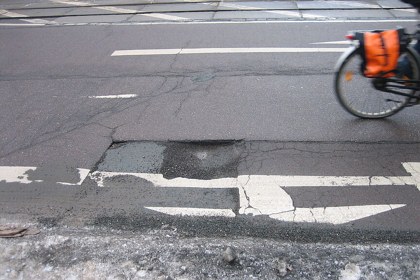 Schlagloch auf der Straße. Schlagloch auf der Straße.