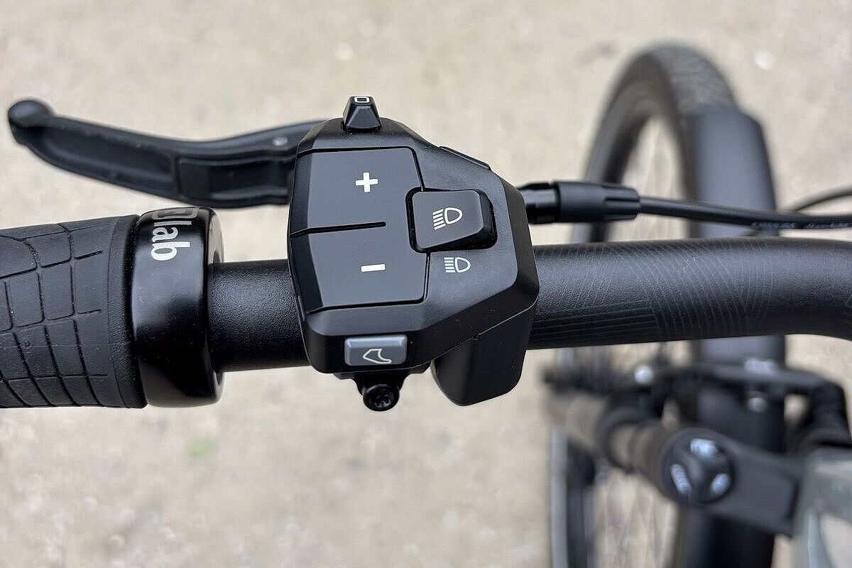 Großaufnahme einer neben dem linken Griff montierten Fernbedienung des Motors. 