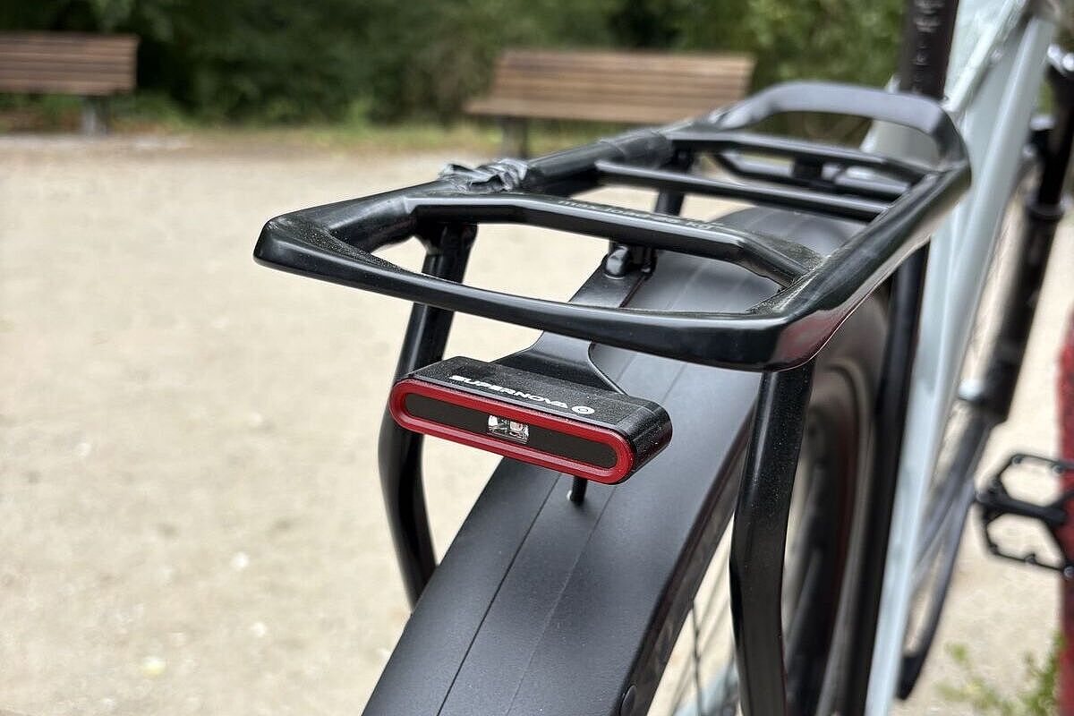 Großaufnahme eines Supernova-Rücklichts an einem Gepäckträger. 