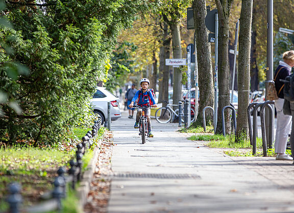 Kind auf dem Weg zur Schule