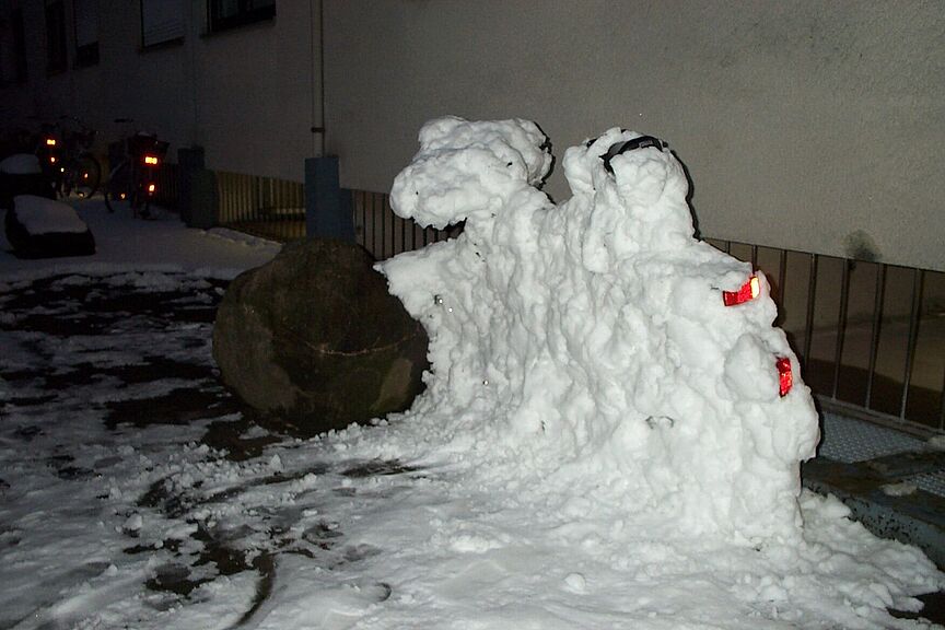 Eingeschneites Fahrrad Eingeschneites Fahrrad