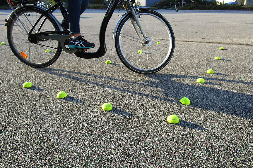 Fahrradparcour Fahrradparcour mit geteilten Tennisbällen und Radfahrer