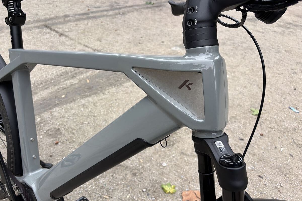 Großaufnahme des Rahmens vom Konrad Cross ATB von schräg vorne, mit einer voluminösen Kastenform. 