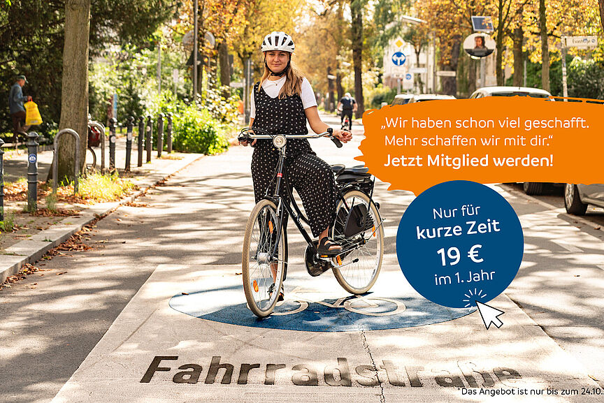 ADFC Herbstkampagne – Einstiegsmitgliedschaft Radfahrerin mit Helm auf Fahrradstraße. ADFC-Mitgliedschaftsangebot: 19 € im ersten Jahr, gültig bis 24.10.2025